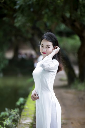 Woman Wearing White 3/4-sleeved Dress