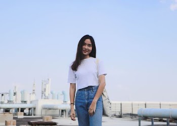 woman wearing white t-shirt and blue denim jeans