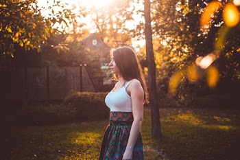 woman wearing whtie sleeveless top