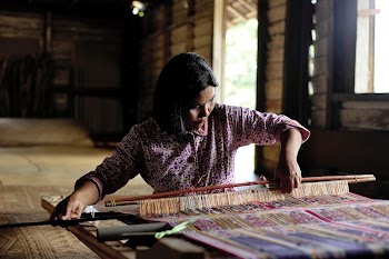 Woman weaving. Tenun Ikat Dayak | Free Photo - rawpixel