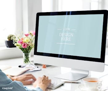 Woman with a blank computer screen | Free stock psd mockup - 5617