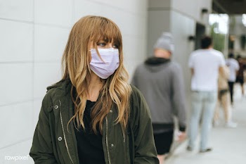 Woman with a face mask in public during coronavirus outbreak | Free  photo - 2311546