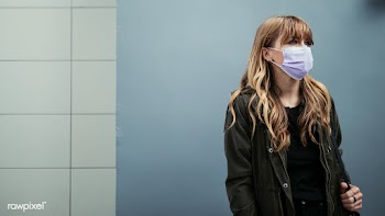 Woman with a face mask in public during coronavirus outbreak | Free  photo - 2313252