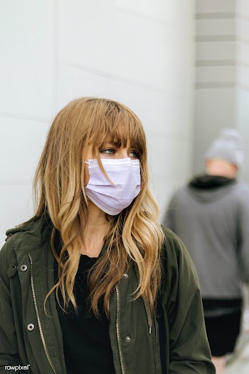 Woman with a face mask in public during coronavirus outbreak | Free  photo - 2315467
