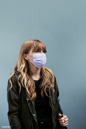 Woman with a face mask in public during coronavirus outbreak | Free  photo - 2315468
