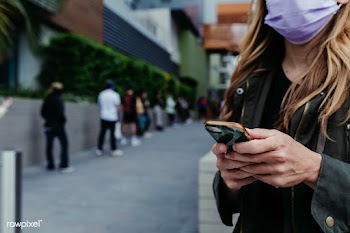 Woman with a face mask using a phone during coronavirus outbreak. Los .. | Free  photo - 2311961