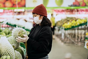 Woman with a medical mask buying fresh food during coronavirus pandemi.. | Free  photo - 2290799