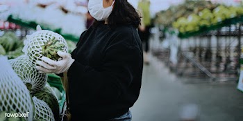 Woman with a medical mask buying fresh food during coronavirus pandemi.. | Free  photo - 2296364