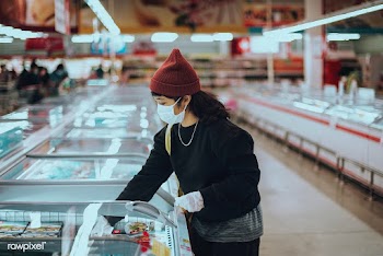 Woman with a medical mask buying frozen food during coronavirus pandem.. | Free  photo - 2296856
