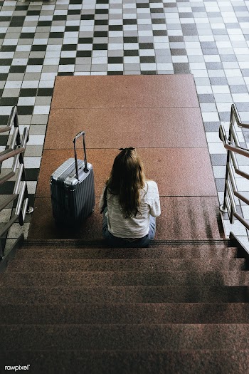 Woman with a suitcase sitting on the stairs waiting for the train duri.. | Free  photo - 2329851
