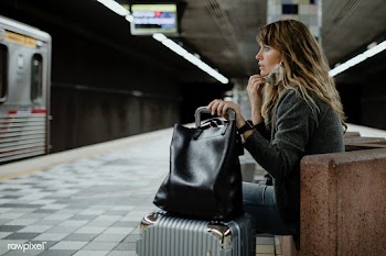 Woman with a suitcase waiting for the train during the coronavirus pan.. | Free  photo - 2328000