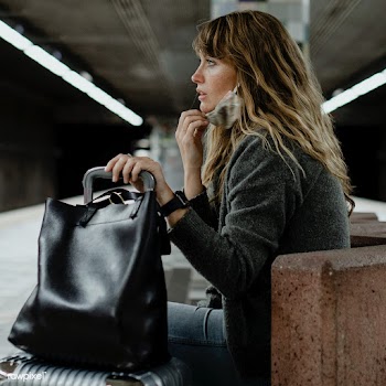 Woman with a suitcase waiting for the train during the coronavirus pan.. | Free  photo - 2328002