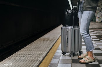 Woman with a suitcase waiting for the train during the coronavirus pan.. | Free  photo - 2329824