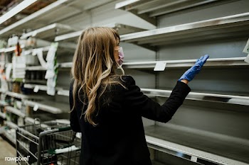 Woman with empty shelves in a supermarket during coronavirus pandemic | Free  photo - 2310151