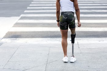 Woman with prosthetic standing by the crosswalk | Free Photo - rawpixel