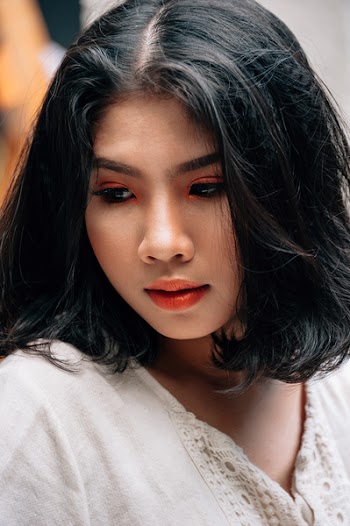 Woman With Red Lipstick Looking at Rightside