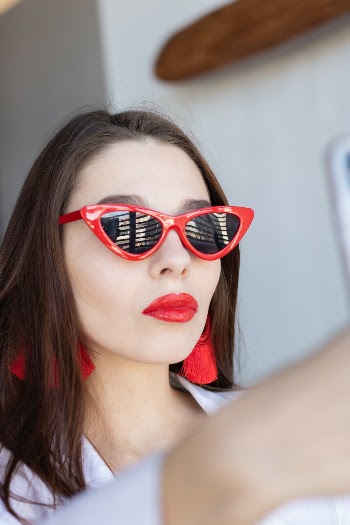 Woman with red sunglasses