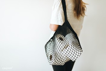 Woman with tissue papers in a net bag | Free  photo - 2312108