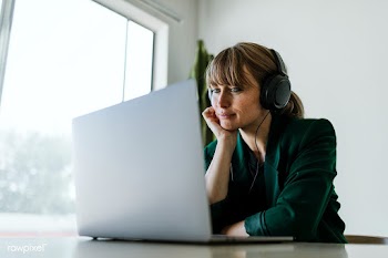 Woman working at home during coronavirus pandemic  | Free  photo - 2308873