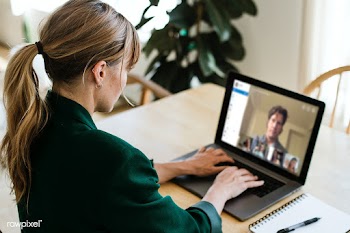 Woman working from home during coronavirus pandemic | Free  photo - 2311530