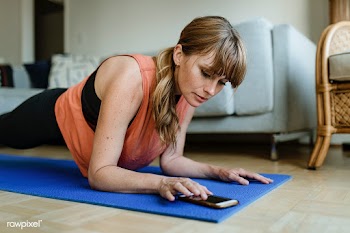 Woman working out at home during coronavirus pandemic  | Free  photo - 2308845