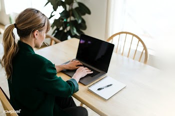 Woman working remotely from home during the coronavirus pandemic | Free  photo - 2311480