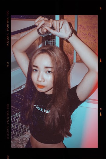 Women's Black Crop Top Screenshot