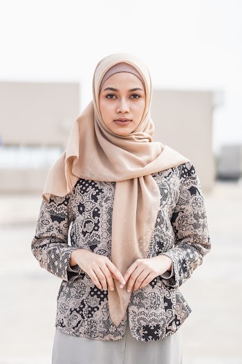 Women's Brown Hijab Close-up Photography