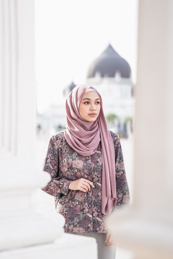 Women's Purple Hijab Close-up Photography