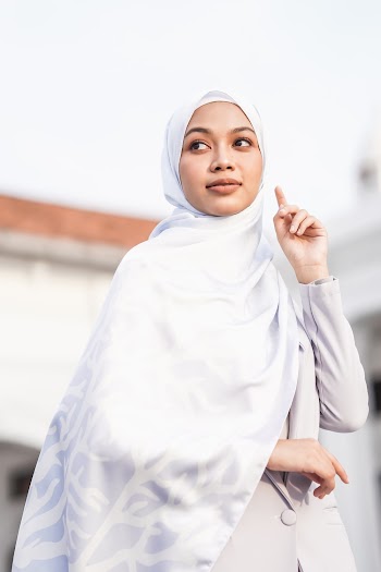 Women's White Hijab Close-up Photography