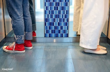 Women in an elevator with social distancing | Free  photo - 2296593