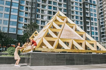 Women Playing on Triangular Structure