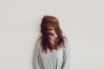 women's gray long-sleeved shirt