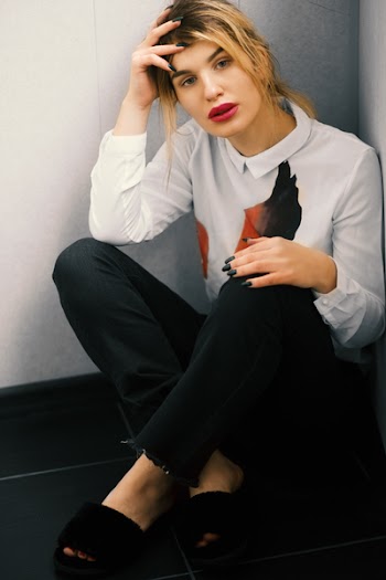 Women Wearing Black Dress Pants and White Long-sleeved Dress Shirt Sitting on the Corner