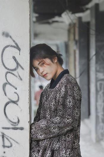 Women Wearing Grey Dress Leaning in a Wall Close-up Photography