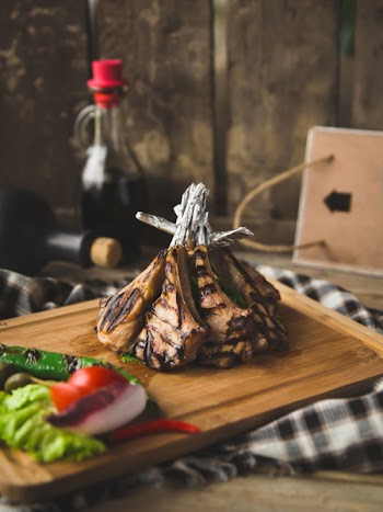 Wooden plate with lamb ribs 