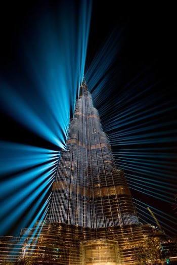 worms eye view of landmark building
