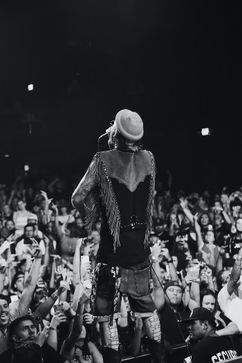 Yelawolf pumping the crowd up