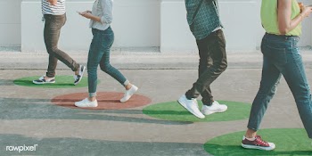 Young adults using smartphones as they are walking outdoors | Free  photo - 2306838