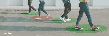 Young adults using smartphones as they are walking outdoors | Free  photo - 2306849