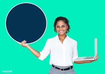 Young businesswoman holding a blank circle an.. | Free stock psd mockup - 492912