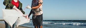 Young environmentalist friends, beach clean… | Free stock photo | High Resolution image