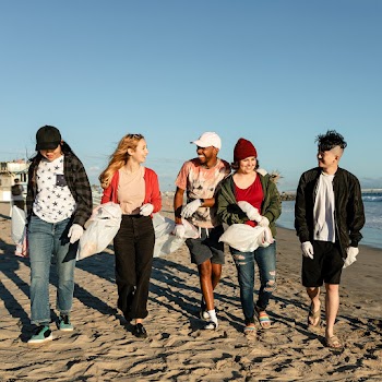 Young environmentalist friends, beach clean… | Free stock photo | High Resolution image