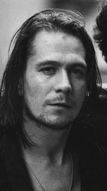 Young Gary Oldman is what Sirius Black actually looks in my mind ...