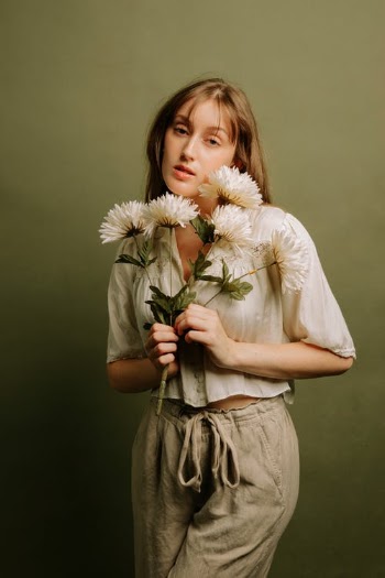Young woman holding flowers  · Free Stock Photo