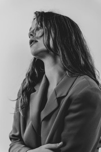 Young woman model posing  · Free Stock Photo