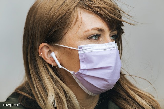 Woman in a face mask listening to music  during coronavirus pandemic | Free  photo - 2311942