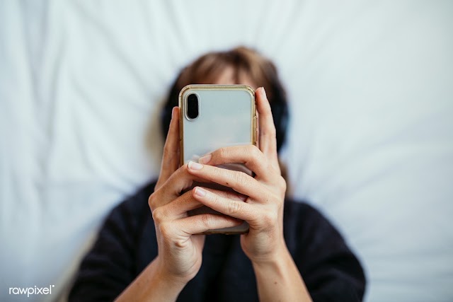 Woman listening to music  during coronavirus quarantine | Free  photo - 2311747