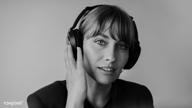 Woman listening to music  during coronavirus quarantine | Free  photo - 2312575