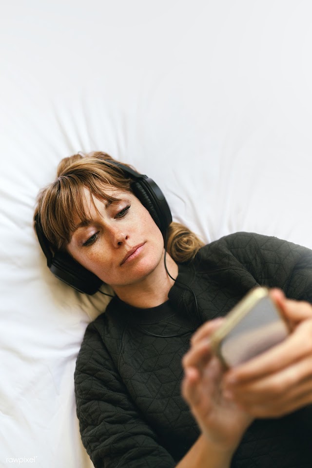 Woman listening to music  during coronavirus quarantine | Free  photo - 2315470